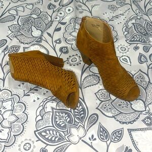 Ladies size 8 peep toe shoes